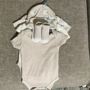 Infant Bodysuit Set with Hat and Socks